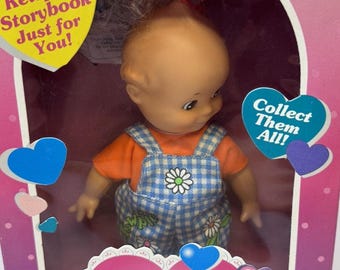 Ungeöffnete Kewpie Doll 1990’s - Side Eye - New Old Stock karierte Latzhose