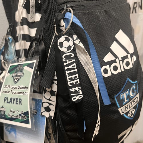 Étiquette personnalisée pour sac de football, porte-clés de football, cadeau pour équipe sportive jeune, avec nom et numéro.