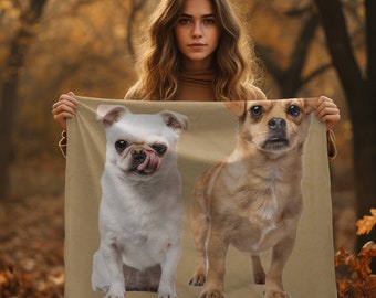Könnte beinhalten: Eine beige Fleece-Decke mit zwei darauf gedruckten Hunden. Die Hunde sind ein weißer Hund mit braunen Flecken und ein brauner Hund mit weißen Flecken. Die Hunde schauen in die Kamera.