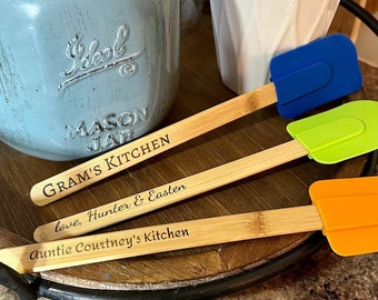 Spatule en silicone gravée personnalisée | Grattoir en bois et silicone | Cadeau de pendaison de crémaillère | Cadeau de mariage | Cadeau Fête des Mères | Spatule personnalisée