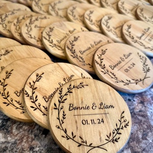 Coffret cadeau de sous-verres en bois personnalisés | Cadeau de pendaison de crémaillère gravé | Ensemble de sous-verres en bois gravés | Cadeau personnalisé | Cadeaux de mariage | Famille