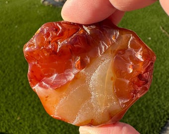 Corniola botrioidale con cristalli drusi all&#39;interno dei boccioli, epimorfi sul dorso. Raccolta e levigata in Oregon. Supporto incluso.