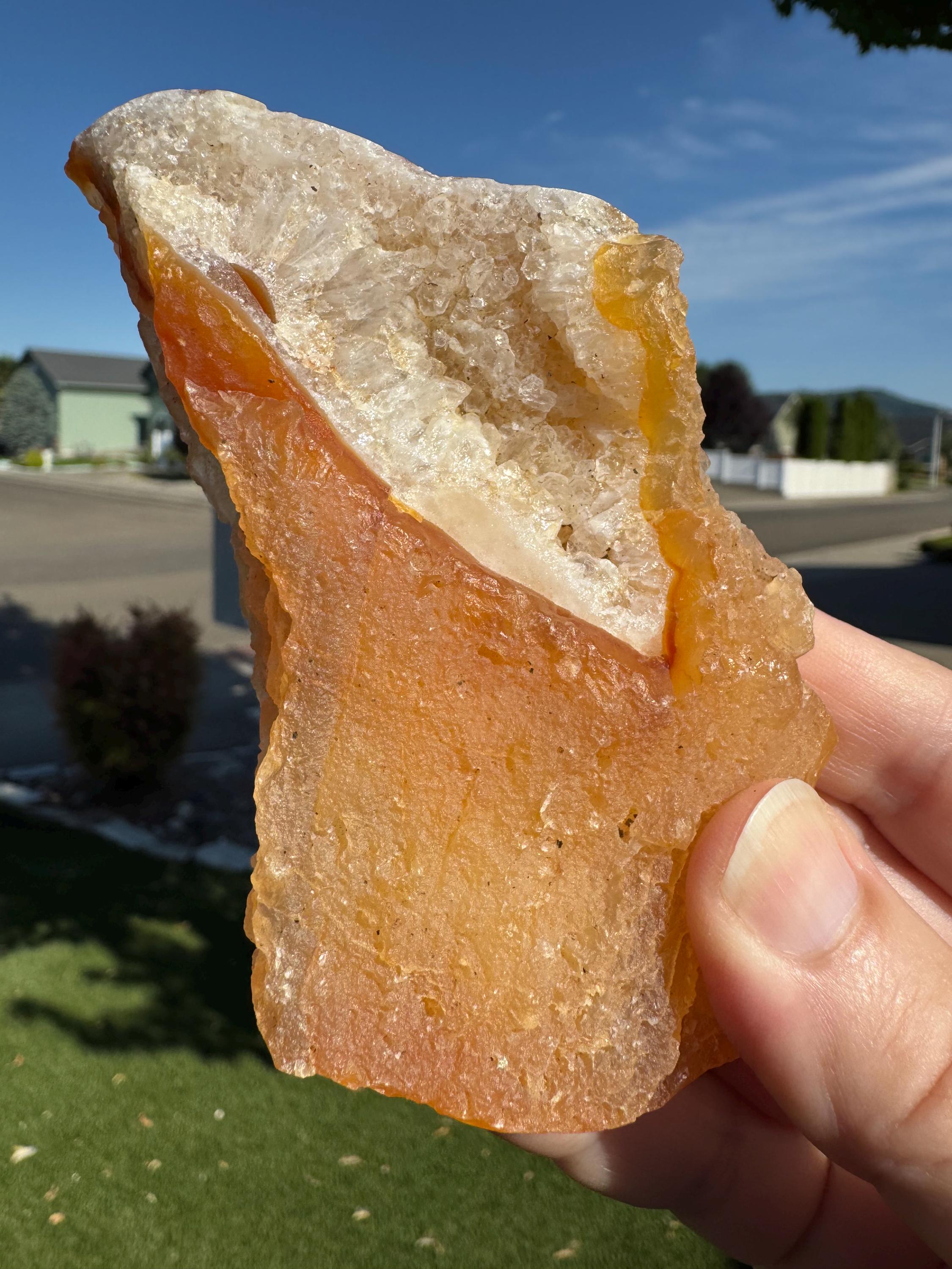 Esemplare di agata corniola con cavità cristallina, fondo e sommità lucidati. Mantiene il carattere naturale della roccia. Raccolta nell'Oregon meridionale.