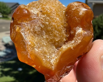 Agata corniola con cavità cristallina dorata. Proveniente da Sweet Home, Oregon. I colori sono unici per quella zona. Esemplare burattato per preservare i cristalli.