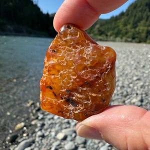 Carnelian Pocket Rock – “Rogue River Radiance” Edition | Southern Oregon Tumbled Agate with Textured Glow
