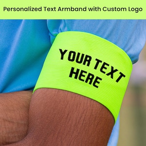 Könnte beinhalten: Ein leuchtend grünes Armband mit schwarzem Text, der "YOUR TEXT HERE" lautet.