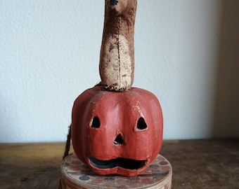 Ratón primitivo hecho a mano sobre una calabaza y una caja de papel maché