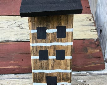 Estantería de cabaña de troncos de madera hecha a mano