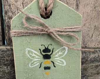 Etiqueta de puerta hecha a mano con forma de abeja feliz