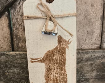 Etiqueta de puerta de vaca primitiva hecha a mano