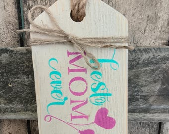 Etiqueta para puerta "La mejor mamá del mundo" hecha a mano con madera de palé.