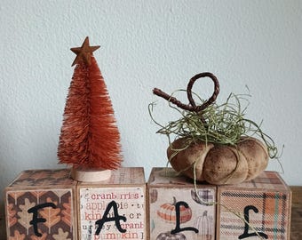 Bloques de otoño con árbol y calabaza.