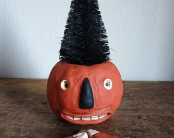 Jack-o'-lantern primitivo hecho a mano con un árbol y 3 caramelos de maíz