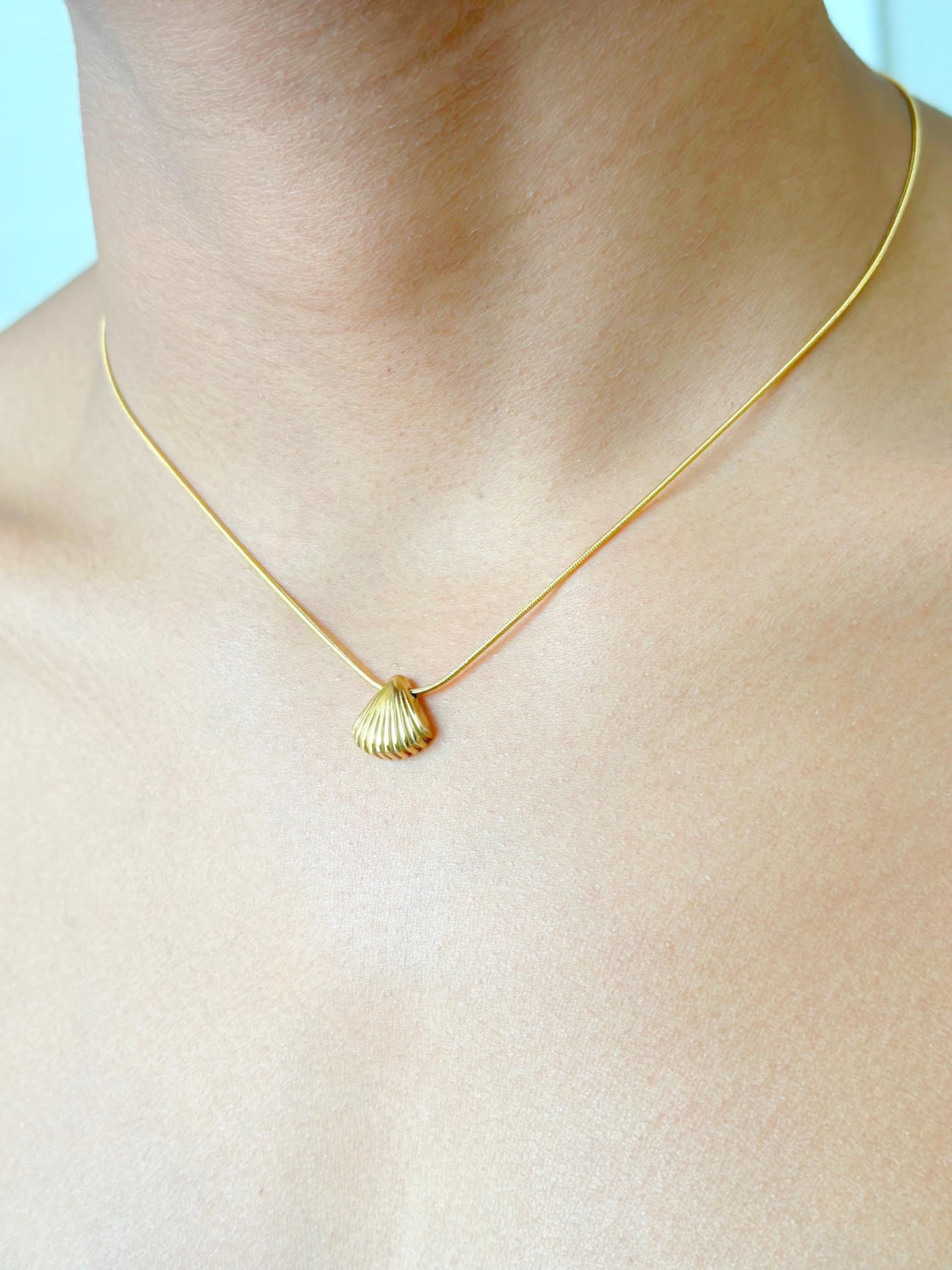 IMG_0448.heic?v=1679593880 Quiet Luxury Coastal Nautical 18k Gold Plated Seashell Necklace Jewelry display picture 1