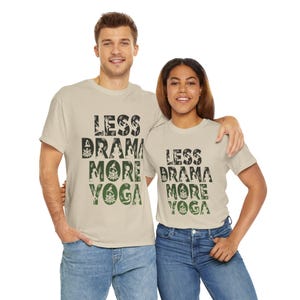 Camiseta de yoga, camiseta gráfica, camiseta de entrenamiento, camiseta de meditación, regalo para amantes del yoga, camiseta de algodón unisex, camiseta de yoga divertida, regalo para ella, regalo para él imagen 4