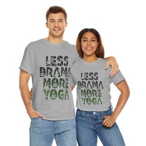 Camiseta de yoga, camiseta gráfica, camiseta de entrenamiento, camiseta de meditación, regalo para amantes del yoga, camiseta de algodón unisex, camiseta de yoga divertida, regalo para ella, regalo para él imagen 8