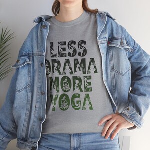 Camiseta de yoga, camiseta gráfica, camiseta de entrenamiento, camiseta de meditación, regalo para amantes del yoga, camiseta de algodón unisex, camiseta de yoga divertida, regalo para ella, regalo para él imagen 3