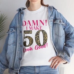 Koszulka unisex na 50. urodziny, Damn I Make 50 Look Good Shirt, prezent na pół wieku, odzież Age Milestone, zabawna koszulka urodzinowa