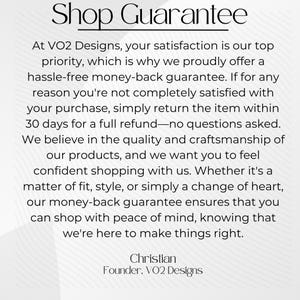 以下が含まれることがあります： 白い背景に「Shop Guarantee」と書かれたテキストがあり、VO2 Designsの返金保証の詳細が記載されています。テキストでは、満足保証について説明し、30日以内の全額返金を提供しています。