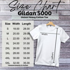 以下が含まれることがあります： 白のGildan 5000ユニセックスヘビーコットンTシャツ。サイズチャート付き。チャートには、幅と長さのインチ単位の測定値が表示され、サイズSから5XLまであります。シャツは木製のハンガーに掛けられています。