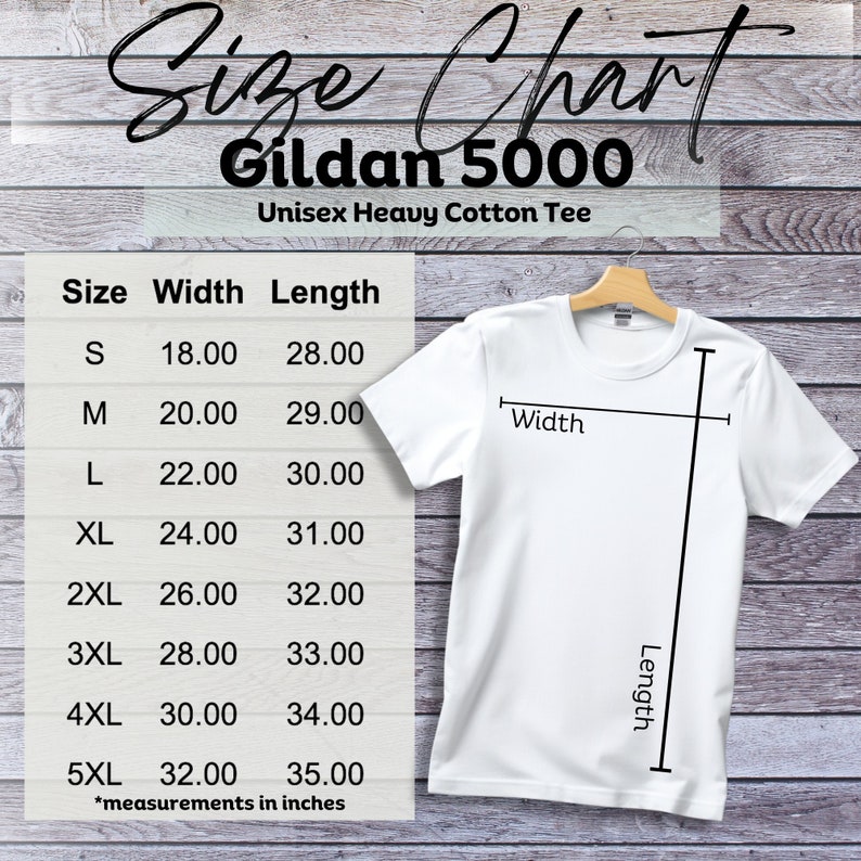 以下が含まれることがあります： 白のGildan 5000ユニセックスヘビーコットンTシャツ。サイズチャート付き。チャートには、幅と長さのインチ単位の測定値が表示され、サイズSから5XLまであります。シャツは木製のハンガーに掛けられています。