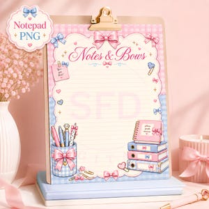 Può includere: Una cartellina con un blocco note dal bordo a quadretti vichy azzurro e rosa, decorato con fiocchi rosa, un portapenne e una pila di libri. Il blocco note mostra il testo Notes & Bows, un post-it con You got this! e una filigrana SFD.