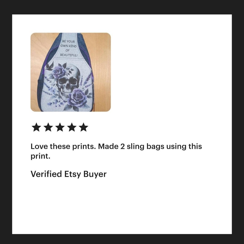 Puede incluir: Un bolso bandolera de mezclilla con un dise&ntilde;o de calavera y flores. El bolso tiene el texto "Be your own kind of beautiful" impreso en &eacute;l.