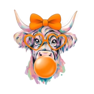 Puede incluir: Ilustración caprichosa de una vaca de las Tierras Altas con una burbuja de chicle. La vaca tiene un pelaje colorido, gafas en forma de corazón de color naranja y un lazo naranja. La burbuja es de color naranja brillante, sobre un fondo blanco.