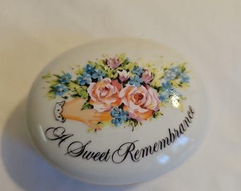 Avon Valentine's Day 1982 Sweet Memories Token of Love Trinket Box