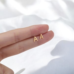 Puces d'oreilles initiales A-Z | Acier inoxydable doré | Jolies boucles d'oreilles personnalisées pour femme | Bijoux de Noël