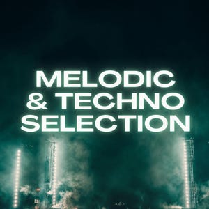 Puede incluir: Imagen que promociona música DJ con el texto "Melodic & Techno Selection". La imagen presenta una gran multitud en un concierto con luces de escenario y las palabras "Descarga Digital" y "Música de Alta Calidad".