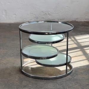 Könnte beinhalten: Ein Set aus drei Keramikbechern mit gesprenkelter, matter Oberfläche. Die Becher sind in Creme-, Hellgrau- und Dunkelgrautönen gehalten. Jeder Becher hat ein schlichtes, minimalistisches Design, ideal für Kaffee oder Tee.