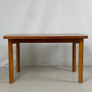 Può includere: Un tavolo rettangolare in legno con finitura marrone chiaro. Il tavolo ha quattro gambe dritte e un bordo arrotondato. Il tavolo misura circa 122 cm di lunghezza e 76 cm di larghezza.