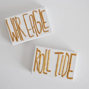 Lienzo con letras doradas personalizadas / Letras doradas texturizadas pintadas a mano para escuela, universidad, código postal, ciudad, estado o regalo de hermandad