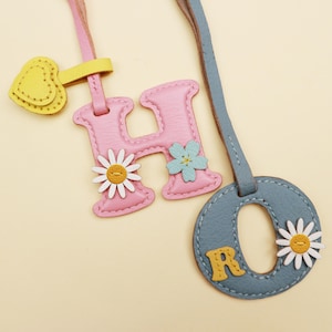 White Daisy Genuine Leather alphabet  Charm,Leather bag charm,Elegant Hanging Purse Accessories,Handmade name keyring,Gifts For Flower Lover