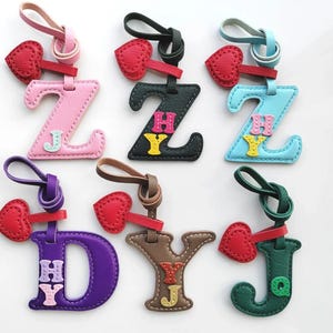 Nombre inicial personalizado en cuero genuino con dije de corazón, accesorios para bolso personalizados, llavero de cuero, regalos de amor para amigos/mamá