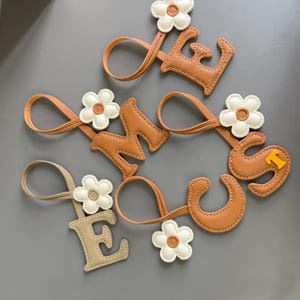 Dije de bolso de cuero genuino con inicial de flor hecho a mano, dije de bolso de cuero, llavero de letra monograma de cuero personalizado, regalo único para mamá