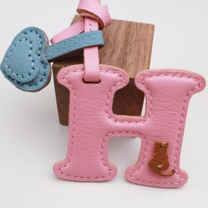 Dije de cuero genuino con inicial de gato para bolso, dije de cuero para bolso, llavero de cuero personalizado, lindo accesorio para bolso con nombre, regalo para dueño de gato