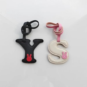 Lindo dije de conejo de cuero genuino con inicial para bolso, dije para bolso, llavero con monograma personalizado hecho a mano, accesorio para bolso escolar, regalo de accesorio de cuero