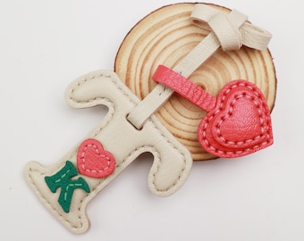 Benutzerdefinierte handgemachte Leder Initial Name Taschenanhänger Alphabet Taschentag Leder Accessoire Geschenk Gepäck Charme Leder Name Schlüsselanhänger, Familiengeschenk