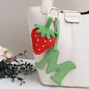 Alfabeto de cuero personalizado con dije de bolso de fresa, dije de nombre inicial, llavero personalizado hecho a mano, regalos del alfabeto con nombre, regalo de aniversario