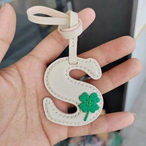 Dije de cuero con inicial de trébol de cuatro hojas de la suerte, dije de cuero para bolso, llavero con nombre, dije para bolso y monedero con monograma, regalo para el décimo aniversario.