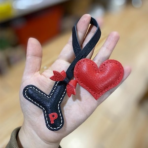 Lindo dije de cuero personalizado con inicial para bolso, llavero de corazón para mujer, llavero con letras, regalos del alfabeto con nombre, regalo de amor para ella/él