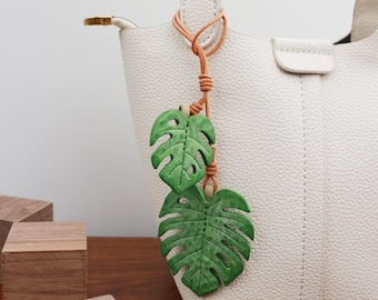 Ręcznie wykonany wisiorek z liścia Monstera / skórzany wisiorek do torby / brelok Monstera / skórzany wisiorek do torebki i portfela / pomysły na prezenty dla miłośników roślin tropikalnych