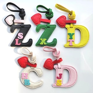 Nombre inicial personalizado en cuero genuino con dije de corazón, accesorios para bolso personalizados, llavero de cuero, regalos de amor para amigos/mamá