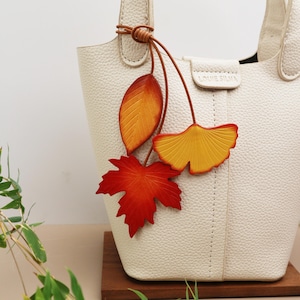 Dije de cuero para bolso, colgante de hoja de arce, roble y ginkgo, hecho a mano, con hojas de otoño mixtas, regalo botánico.
