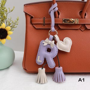 Dije de bolso de cuero genuino con letra monograma personalizada, lindo dije de bolso con borla en forma de corazón, accesorios para bolso con nombre inicial