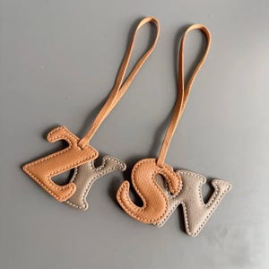 Dije de cuero para bolso con nombre inicial personalizado, llavero hecho a mano personalizado, regalos del alfabeto con nombre, personaliza tu dije de bolso con inicial