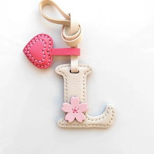 Personalisierte Leder Initial Name Schlüsselanhänger, Benutzerdefinierte Kirschblüten Alphabet Geldbörse Zubehör, Blumenname Taschenanhänger, Geschenk für Sie / Frauen