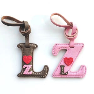 Dije de cuero personalizado con inicial de nombre, llavero de cuero de cabra francés genuino hecho a mano, regalos del alfabeto con nombre, regalo de amor para ella/él